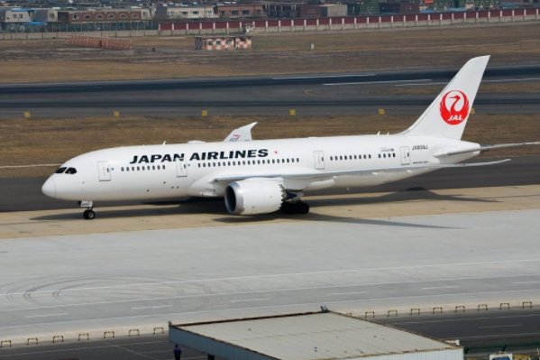 揪心！日航波音飞机玻璃开裂，这全程究竟是怎么回事？