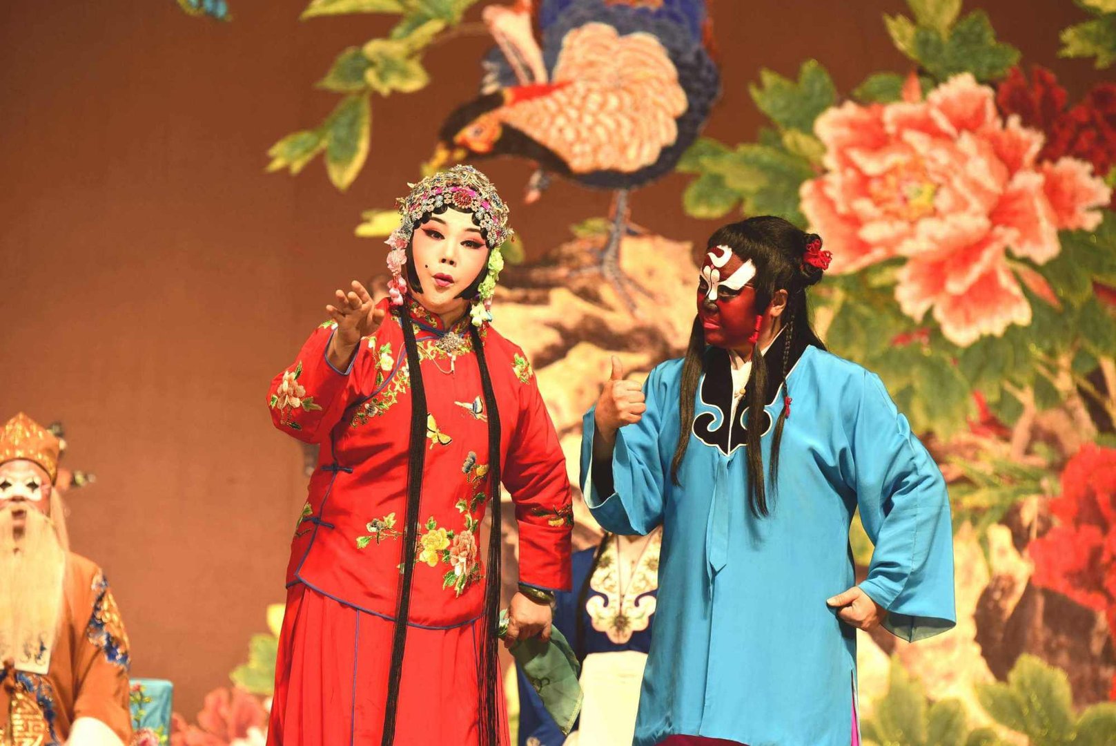 四平调来源于什么曲调什么角色不用，而反四平调只有什么角色专用？