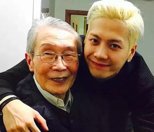 王嘉尔用六种语言直播,他可以被称之为“语言天才”吗?