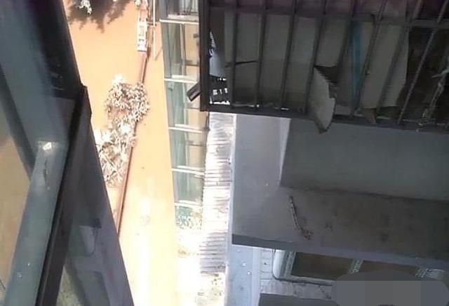 老夫妻被困家中邻居竹竿递送三餐，老夫妻因何被困家中？