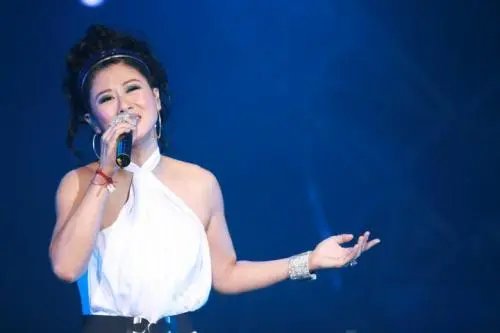 叶倩文与港姐聚会，大方展示白发，可以看出她的状态是怎样的？