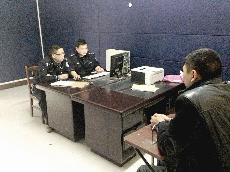 湖南男子行凶未被羁押后,故意驾车撞死母子二人,谁该为此事负责?