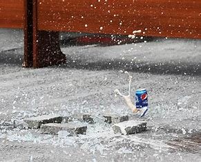 惊魂！小区高空抛物砸穿汽车挡风玻璃，高空抛物究竟有何危害呢？