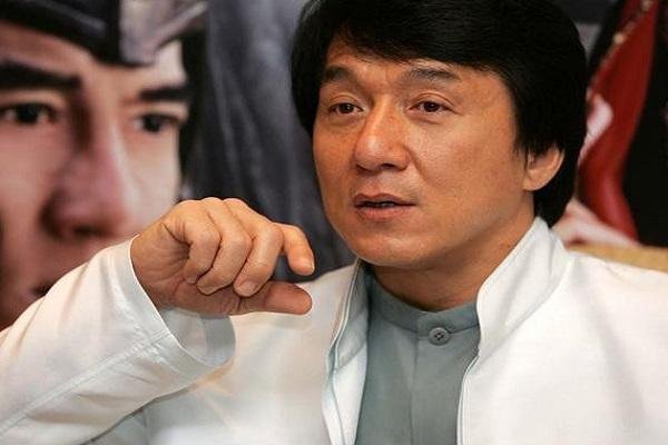 成龙低调现身超市购物，独自推购物车接地气，如何看待明星这种态度呢？