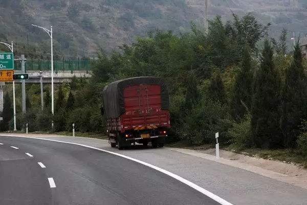 女司机高速停车炒股被罚，高速上能随意停车吗