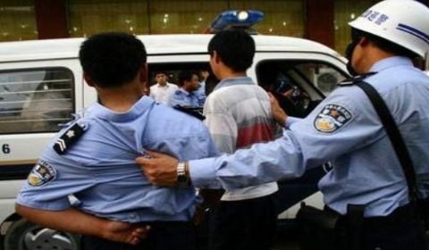 南通3名警务人员制止家暴时被打伤，涉案一家将需承担哪些法律责任？