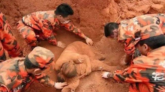 震区男子微笑受访下一秒泪崩，姐姐不幸遇难！这场灾难给其造成了多大伤害？