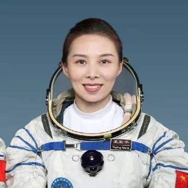 王亚平身着运动装亮相空间站，航天员在太空是如何锻炼的？