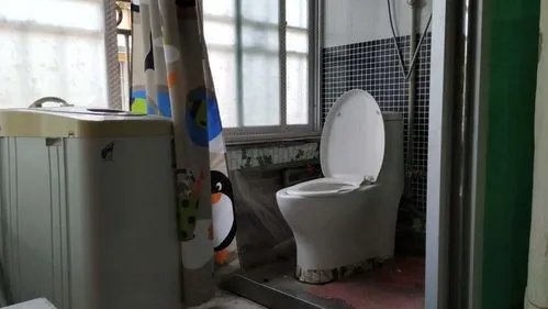 南京一男子将卧室改成卫生间，楼下邻居告上法庭，法院是如何判决的？