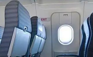 巴西一载12人飞机飞行时舱门故障自动打开，机组人员作何应对？