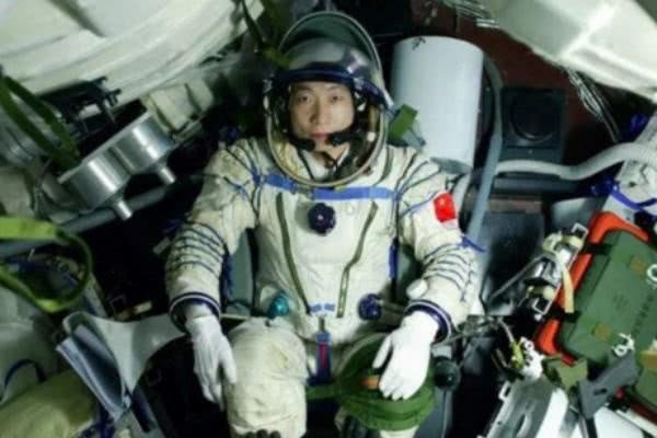 杨利伟第一次乘搭载人航天飞船进入太空是什么时候？