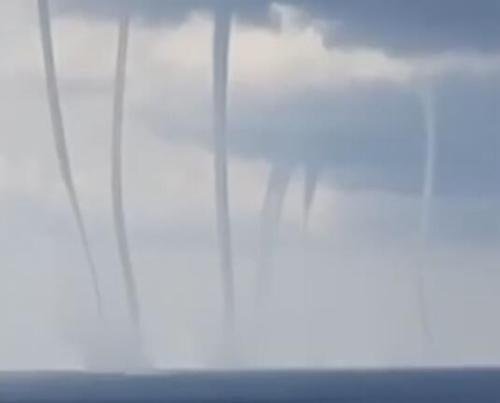 海面同时出现11条龙吸水，这属于异象吗？