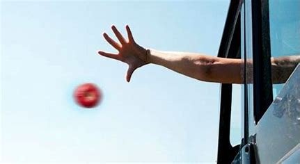 惊魂！小区高空抛物砸穿汽车挡风玻璃，高空抛物究竟有何危害呢？