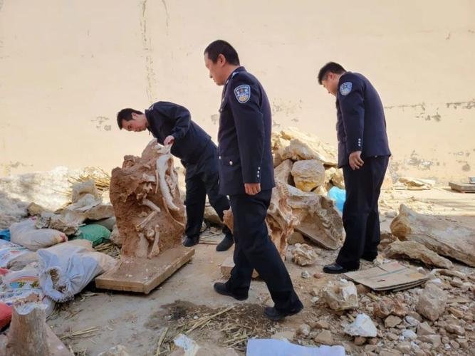 闲鱼上有人在卖全国文保单位的元代琉璃脊饰，倒卖文物构成了什么犯罪行为？