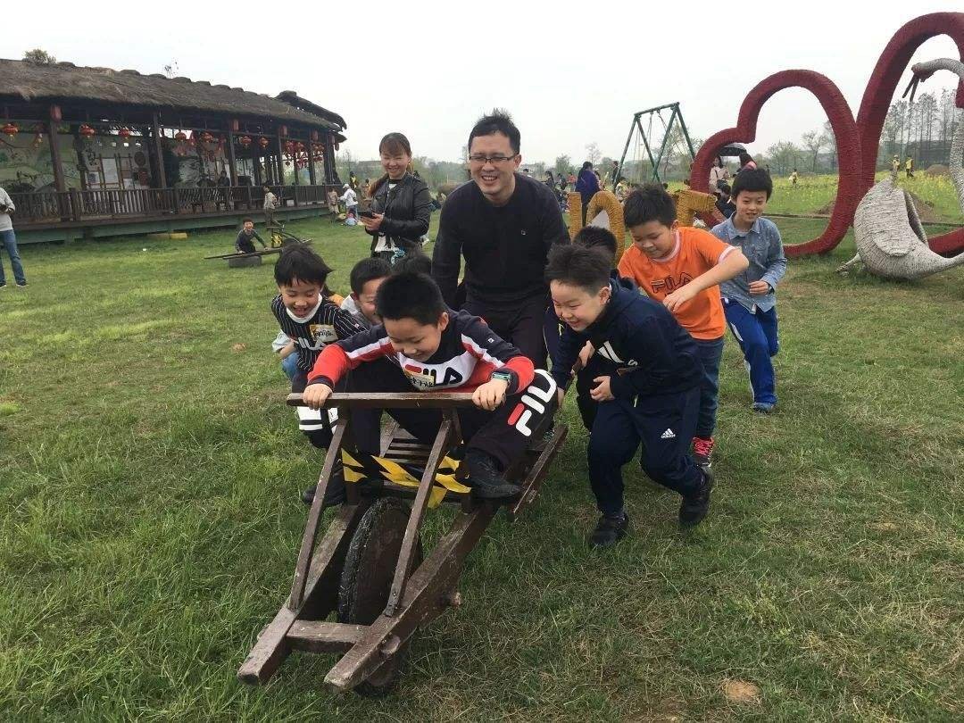 父母经常和孩子进行亲子活动，对孩子的成长有哪些好处呢？