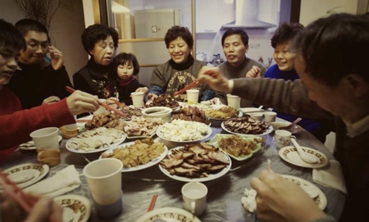 坐下先点9个菜，武汉倡议的进餐模式，为何被网友吐槽“浪费”