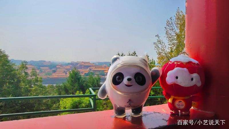 市民借冰墩墩打卡故宫雪景，冰墩墩为何如此备受欢迎？