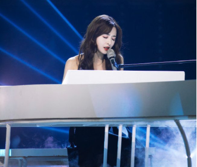 李现赵丽颖为张含韵打call是为何？