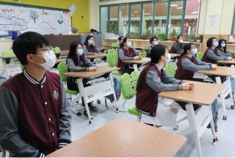 孩子初二，死活不肯到学校，还以死相逼，该怎么办啊？