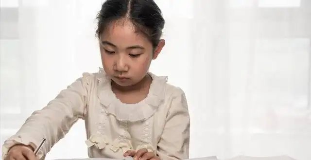 父母均博士女儿学业压力大轻生，如何才能接受孩子的平庸？