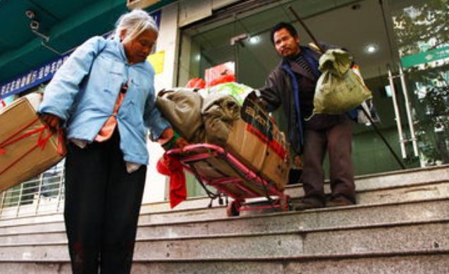 江西一对夫妻来沪看病后流浪街头哽咽受访，上海缺少哪些温情？