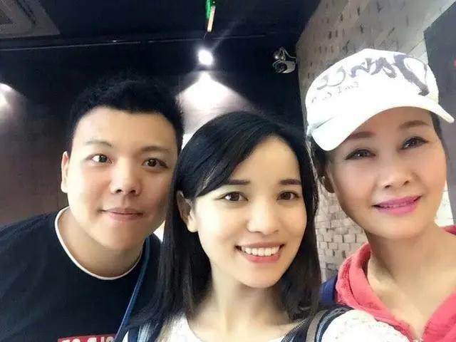 54岁母亲考上女儿母校成其学妹,她为何执意成为医学者?