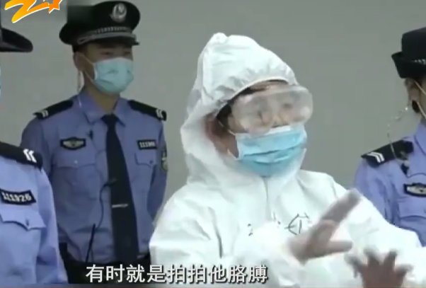 保姆虐打85岁老人辩称是闹着玩，法庭上痛哭，是作秀还是真后悔了？