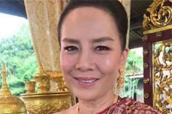 58岁泰国女星Penpak Sirikul送儿子最后一程，到底发生了什么事情？