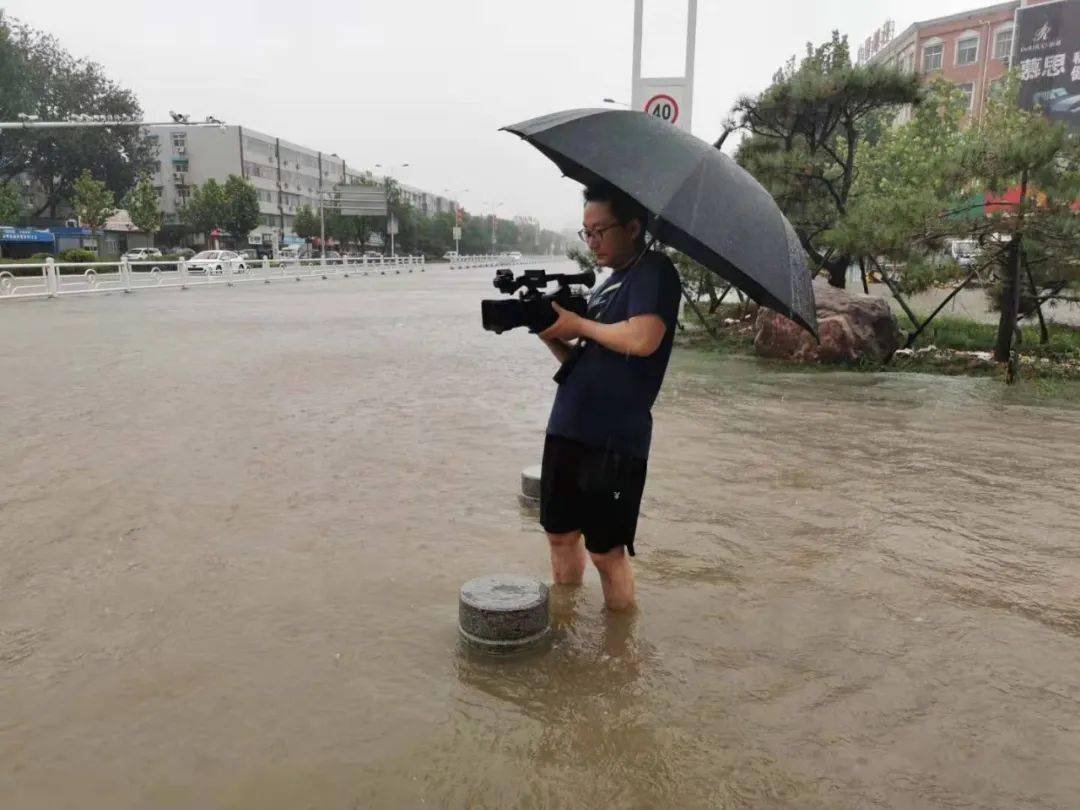 郑州卫辉一大爷哽咽说自己家没了，这场灾难给民众带来了什么？