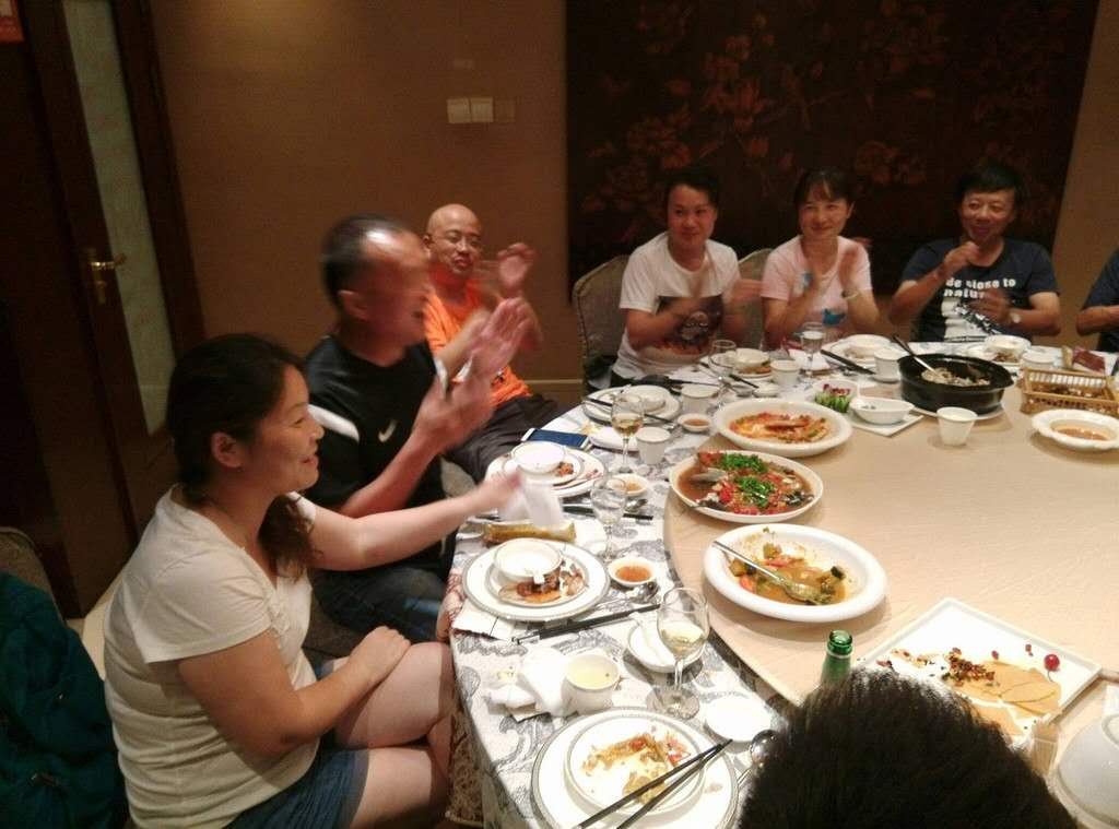 坐下先点9个菜，武汉倡议的进餐模式，为何被网友吐槽“浪费”