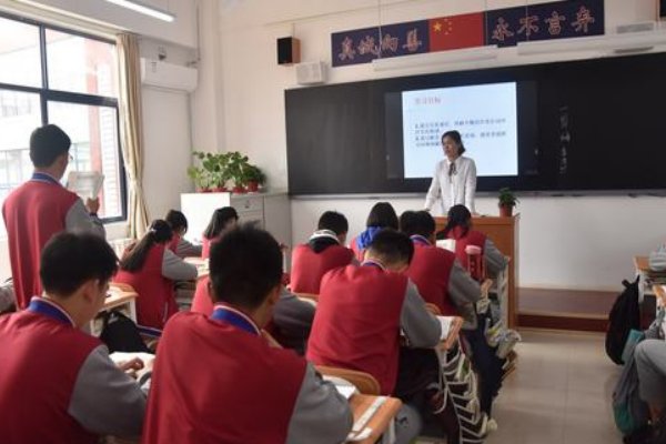 学校为什么不允许过圣诞节