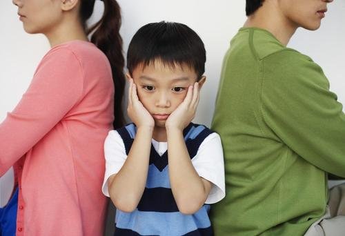 两岁女儿被父亲带着跑运输，这样的成长环境为何对孩子不好？