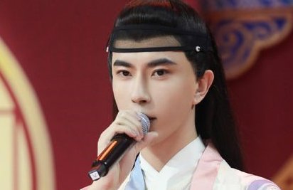 于朦胧走红毯的时候断电了，他是什么反应？