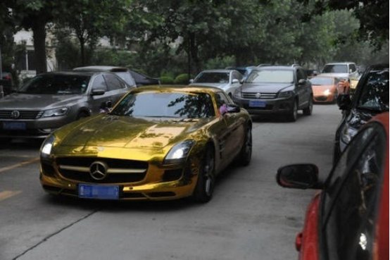 白岩松评豪车恶意别车事件：在文明与道德方面他依然“贫穷”，你赞成吗？