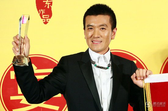 杨子现身直播间带货，一旁的女助理却出言不逊，引发网友热议！你怎么看？