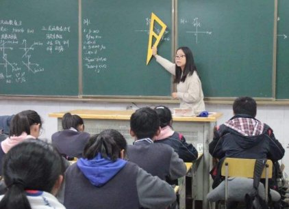 震旦学院女教师视频发布者接到大量辱骂短信，他的隐私信息是如何被泄露的？