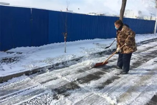 大庆一男子在小区扫雪身亡，致其死亡的原因是什么？