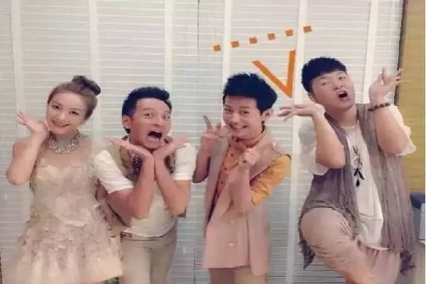 谢娜再次缺席《快乐大本营》亲自解释，谁留意何炅做了啥？