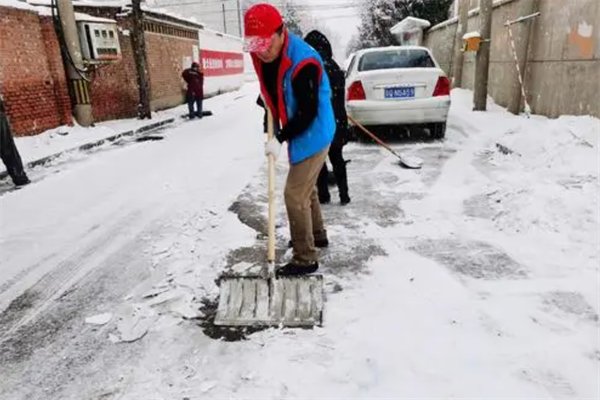 大庆一男子在小区扫雪身亡，致其死亡的原因是什么？