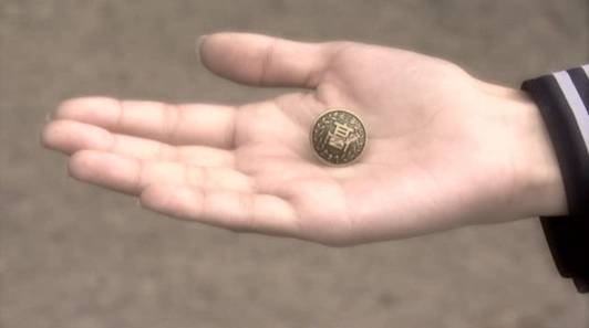 送校服上的第2粒纽扣是什么意思?