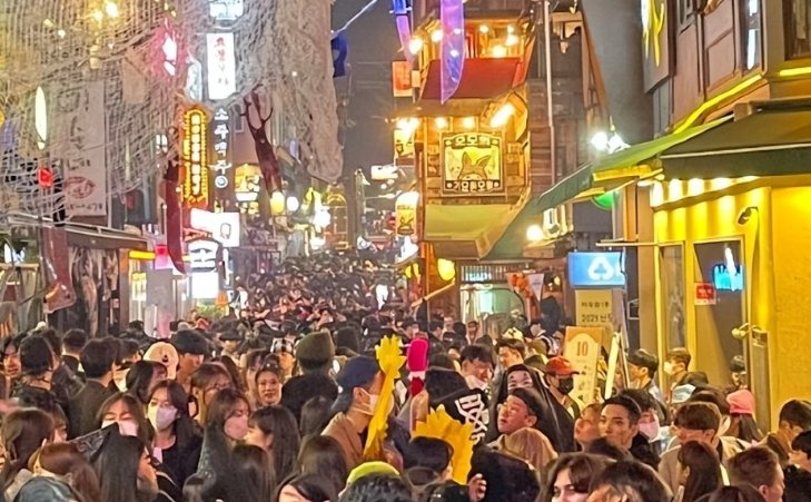 男子路过被卷入人群遇难，其妻子怀孕3月，在人多的地方该注意什么？