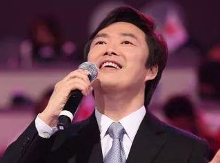 人世间留下最美的都是一种难忘，小哥费玉清便是这样，唱歌时为何总爱仰视？