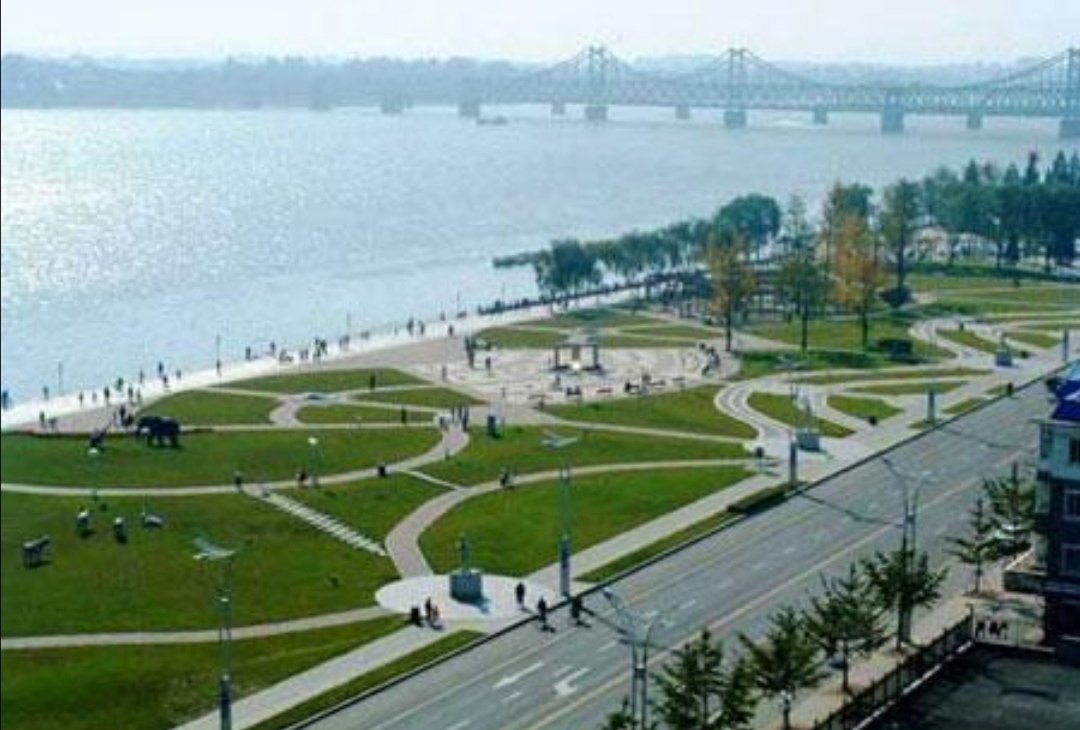 一男子以杆跳方式“跳入”韩国，该男子这么做的目的是什么？