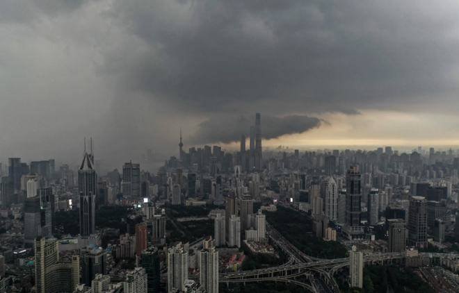 上海大白被风刮跑，洗澡被风吹走帐篷，当地的天气有多恶劣？