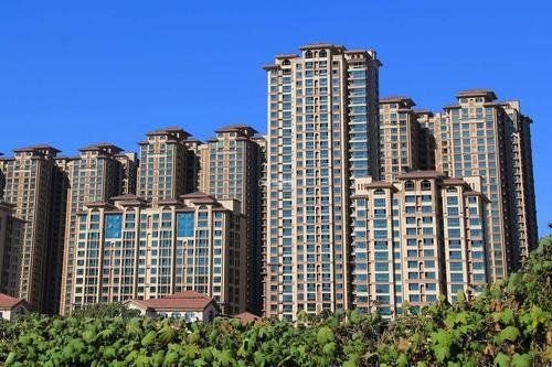 成都一小区新房层高只有1米3，业主跪着走，建造商对此有何回应？