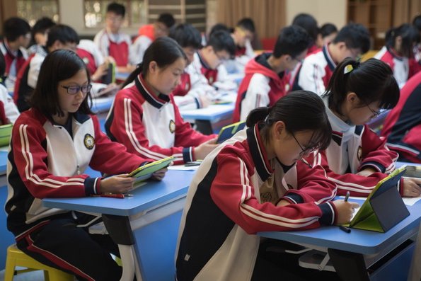 女生上课脱鞋是一种什么体验？