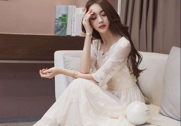 “蕾丝”的英文单词怎么说的呀？？那个lace是花边的意思，那这个蕾丝又是怎么样的？