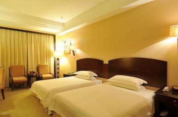 成年的女儿与父亲一起旅游，酒店可以住一个房间吗？