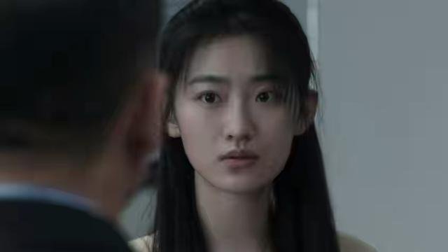 《扫黑风暴》这部热播剧中,徐英子咬桌角是什么意思?