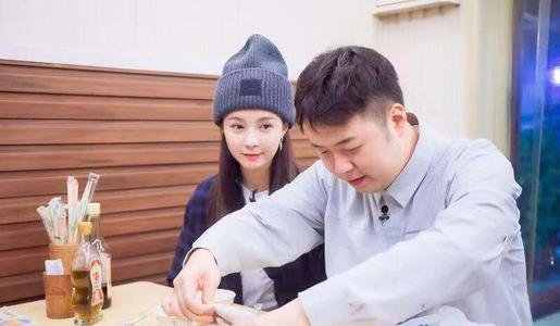 沈梦辰机场给粉丝补发喜糖 笑容满面亲和力十足，你怎么看？